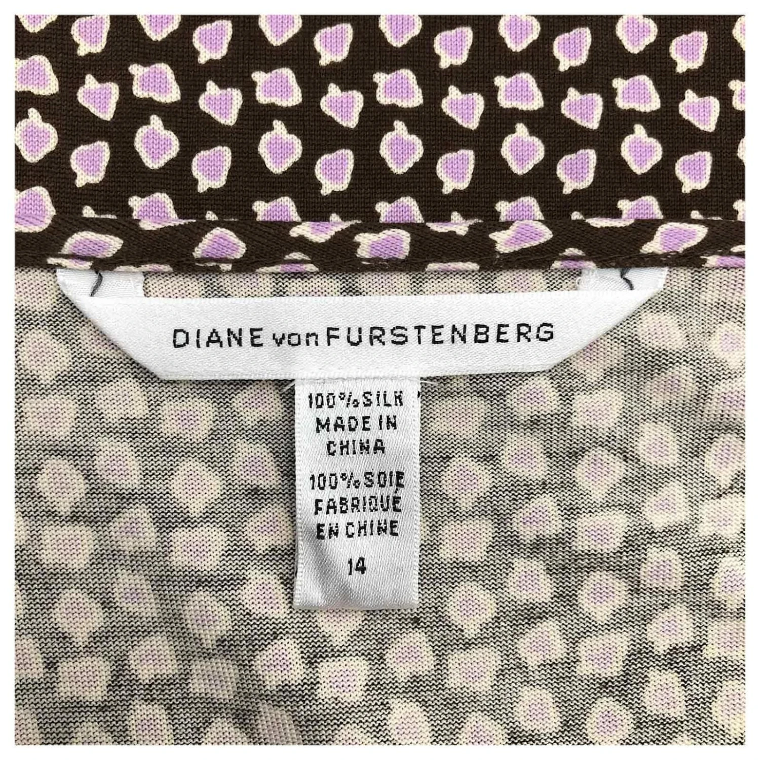 Diane Von Furstenberg Robe Portefeuille DVF à Mancherons En Jersey De Soie Marron à Motif Lilas 4 Diane Von Furstenberg Robe Portefeuille DVF à Mancherons En Jersey De Soie Marron à Motif Lilas – Image 4