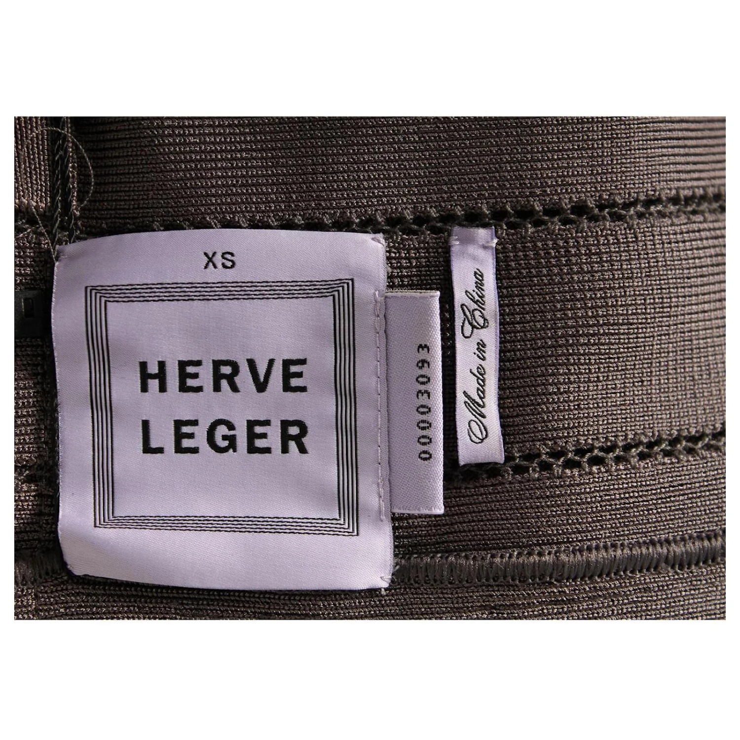 Herve Leger Robe Bandage Gris Foncé Avec Encolure Dégagée 5 Herve Leger Robe Bandage Gris Foncé Avec Encolure Dégagée – Image 5