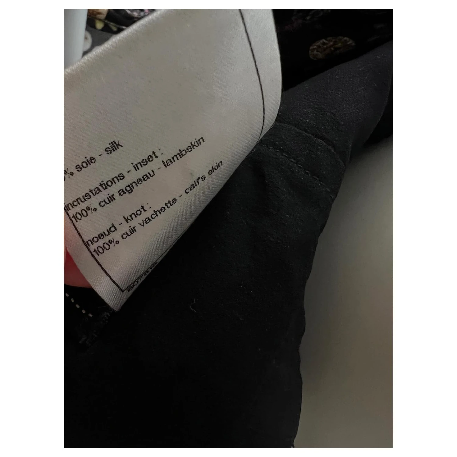 Chanel 10K$ Superbe Robe En Soie Avec Logo CC Noir 10 Chanel 10K$ Superbe Robe En Soie Avec Logo CC Noir – Image 10