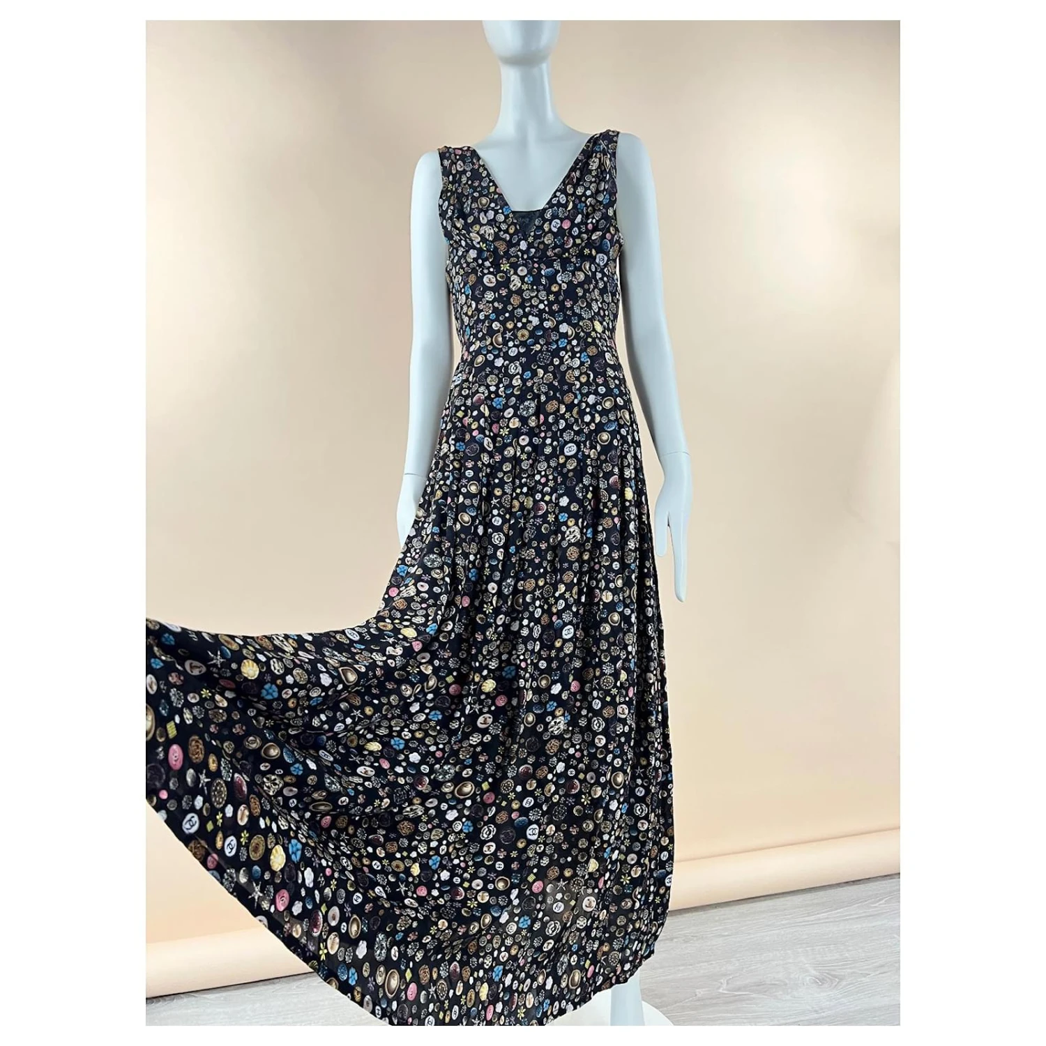 Chanel 10K$ Superbe Robe En Soie Avec Logo CC Noir 2 Chanel 10K$ Superbe Robe En Soie Avec Logo CC Noir – Image 2