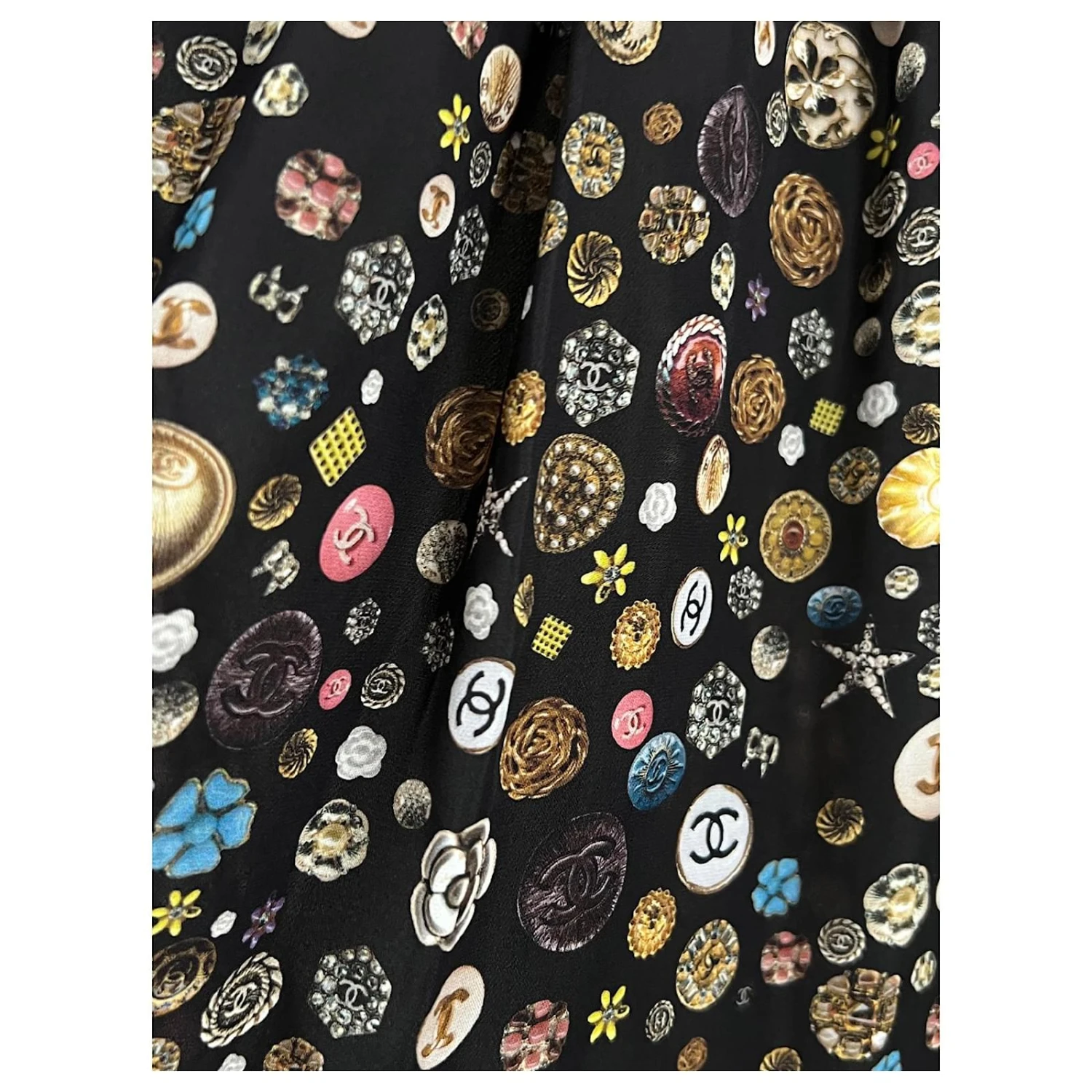 Chanel 10K$ Superbe Robe En Soie Avec Logo CC Noir 3 Chanel 10K$ Superbe Robe En Soie Avec Logo CC Noir – Image 3