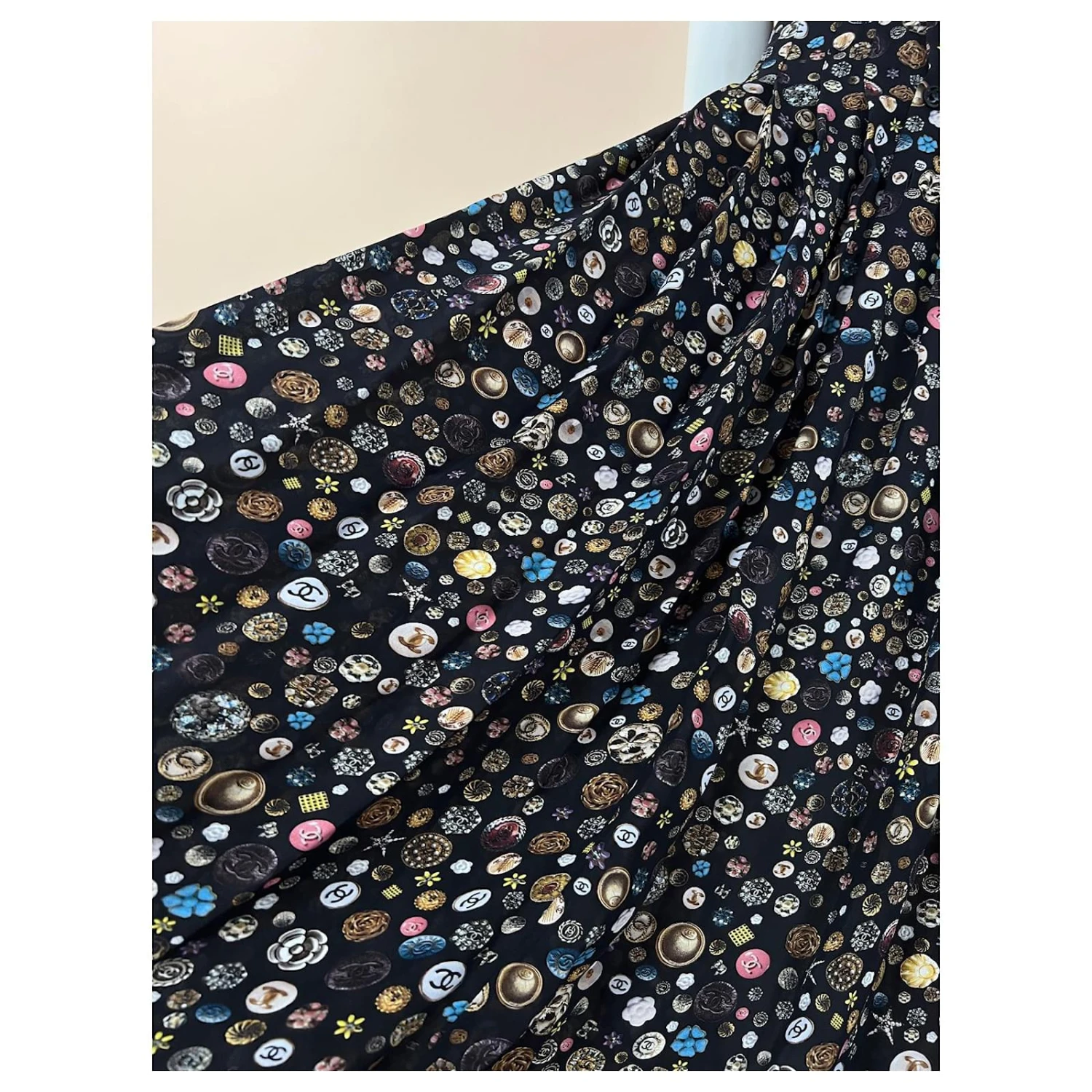 Chanel 10K$ Superbe Robe En Soie Avec Logo CC Noir 6 Chanel 10K$ Superbe Robe En Soie Avec Logo CC Noir – Image 6