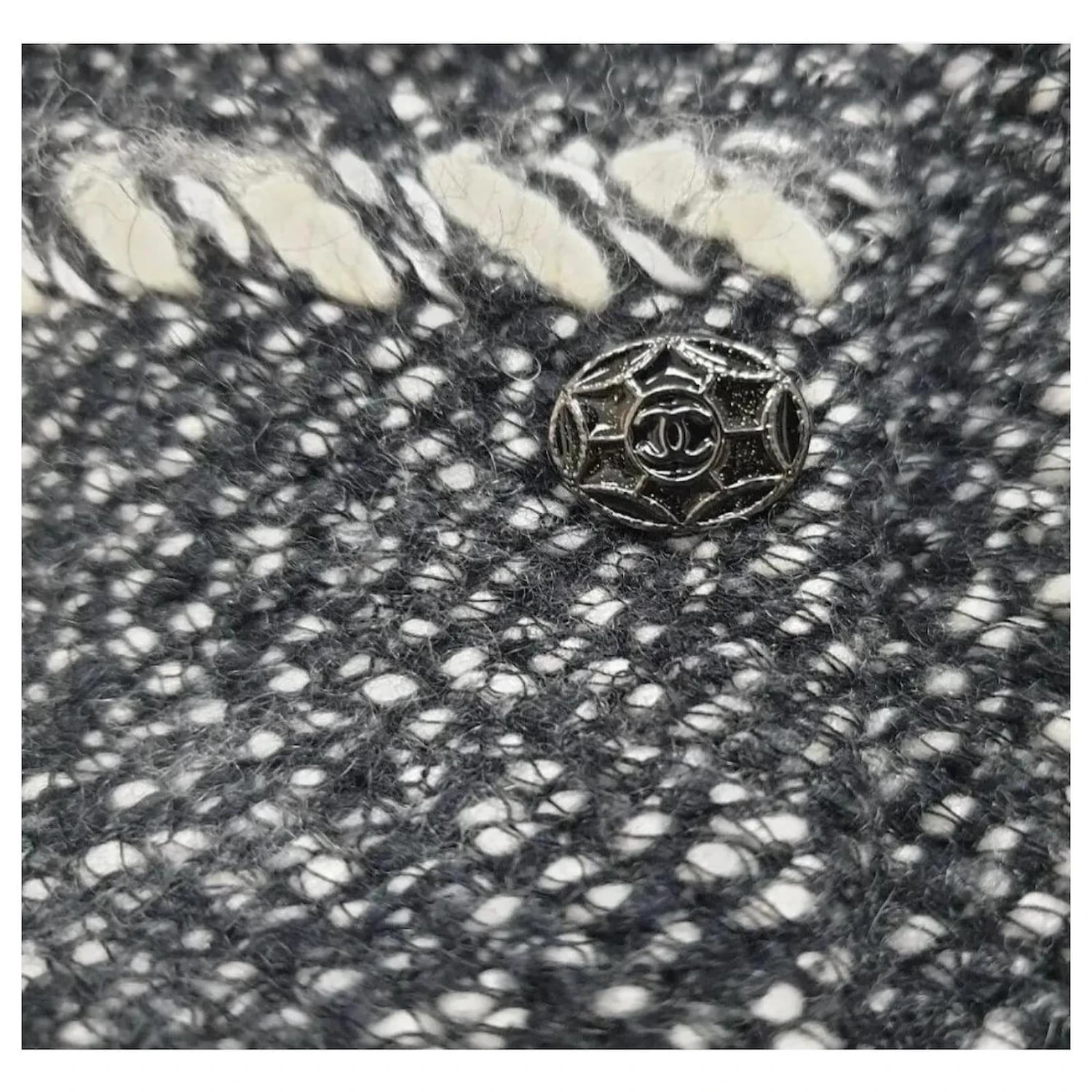 CHANEL Fall 2010 Robe à Franges En Fourrure De Cachemire Et Tweed Noir Et Blanc Sz.36 Multicolore 2 CHANEL Fall 2010 Robe à Franges En Fourrure De Cachemire Et Tweed Noir Et Blanc Sz.36 Multicolore – Image 2