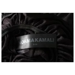 Norma Kamali Élégante Robe Noire Flatteuse à Col En V -ModeChic Magasin 786673 5