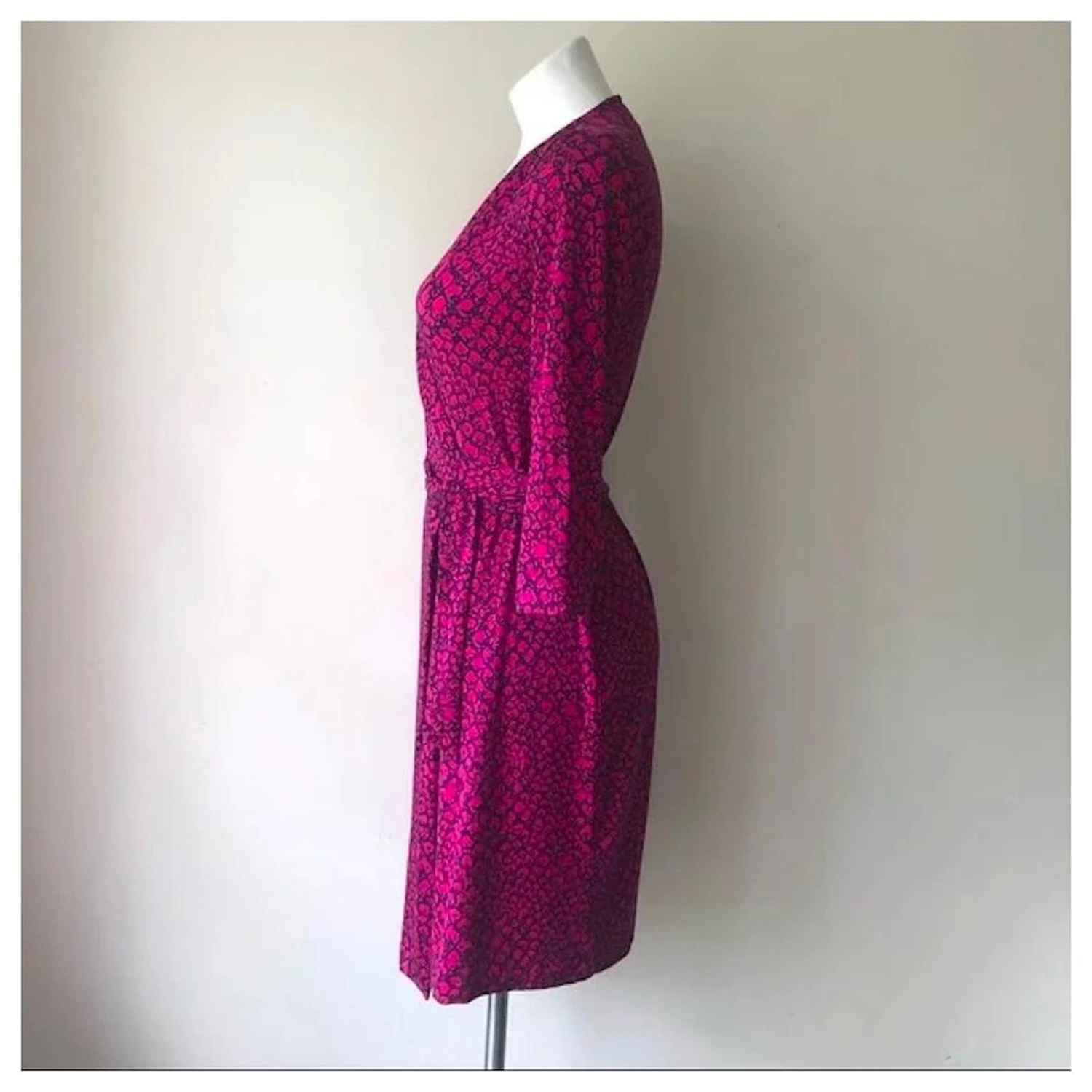 Diane Von Furstenberg DVF Julian Robe Portefeuille Mi-longue à Deux Motifs Noir Rose Fuschia 2 Diane Von Furstenberg DVF Julian Robe Portefeuille Mi-longue à Deux Motifs Noir Rose Fuschia – Image 2