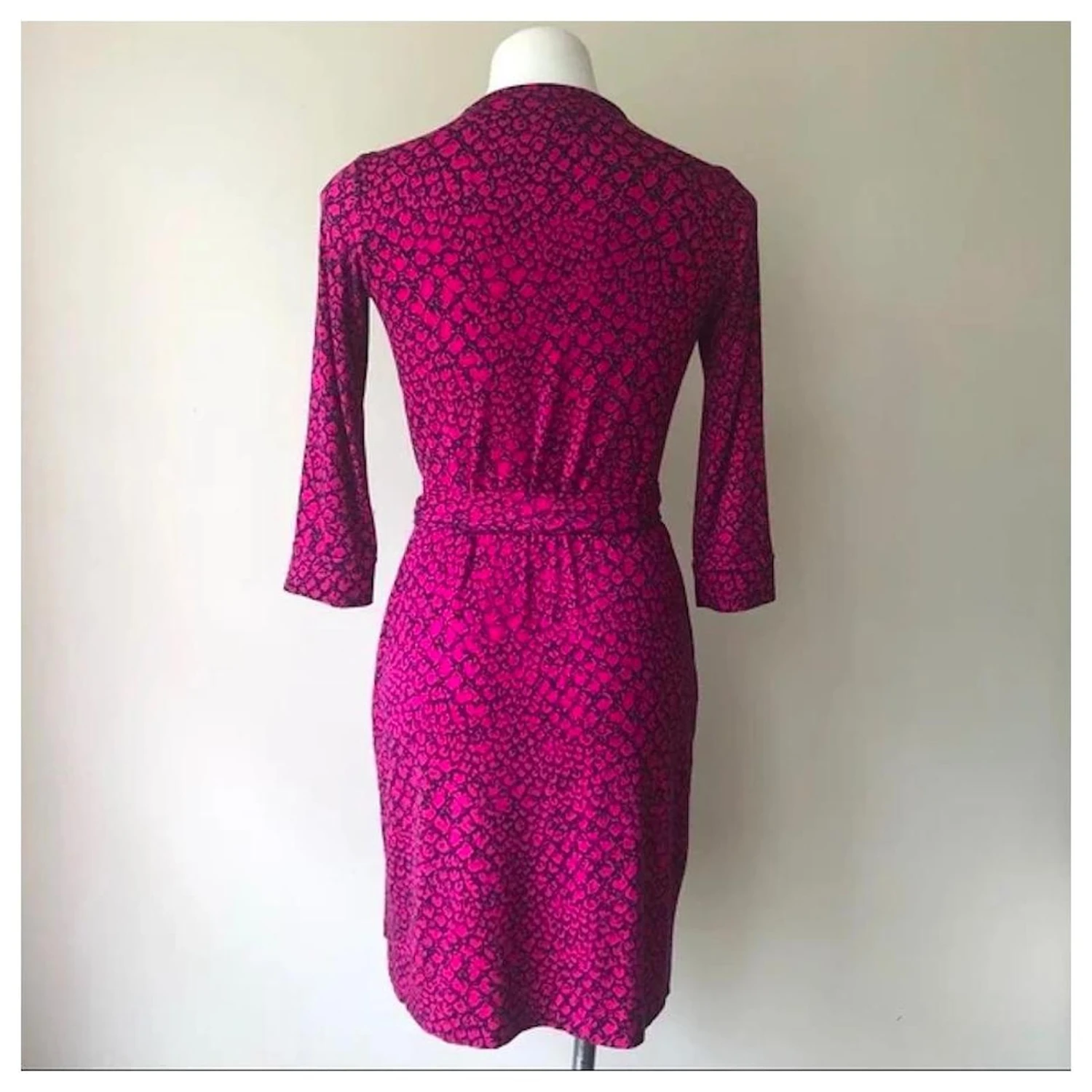 Diane Von Furstenberg DVF Julian Robe Portefeuille Mi-longue à Deux Motifs Noir Rose Fuschia 3 Diane Von Furstenberg DVF Julian Robe Portefeuille Mi-longue à Deux Motifs Noir Rose Fuschia – Image 3