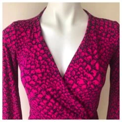 Diane Von Furstenberg DVF Julian Robe Portefeuille Mi-longue à Deux Motifs Noir Rose Fuschia 11 Diane Von Furstenberg DVF Julian Robe Portefeuille Mi-longue à Deux Motifs Noir Rose Fuschia -ModeChic Magasin 854229 4