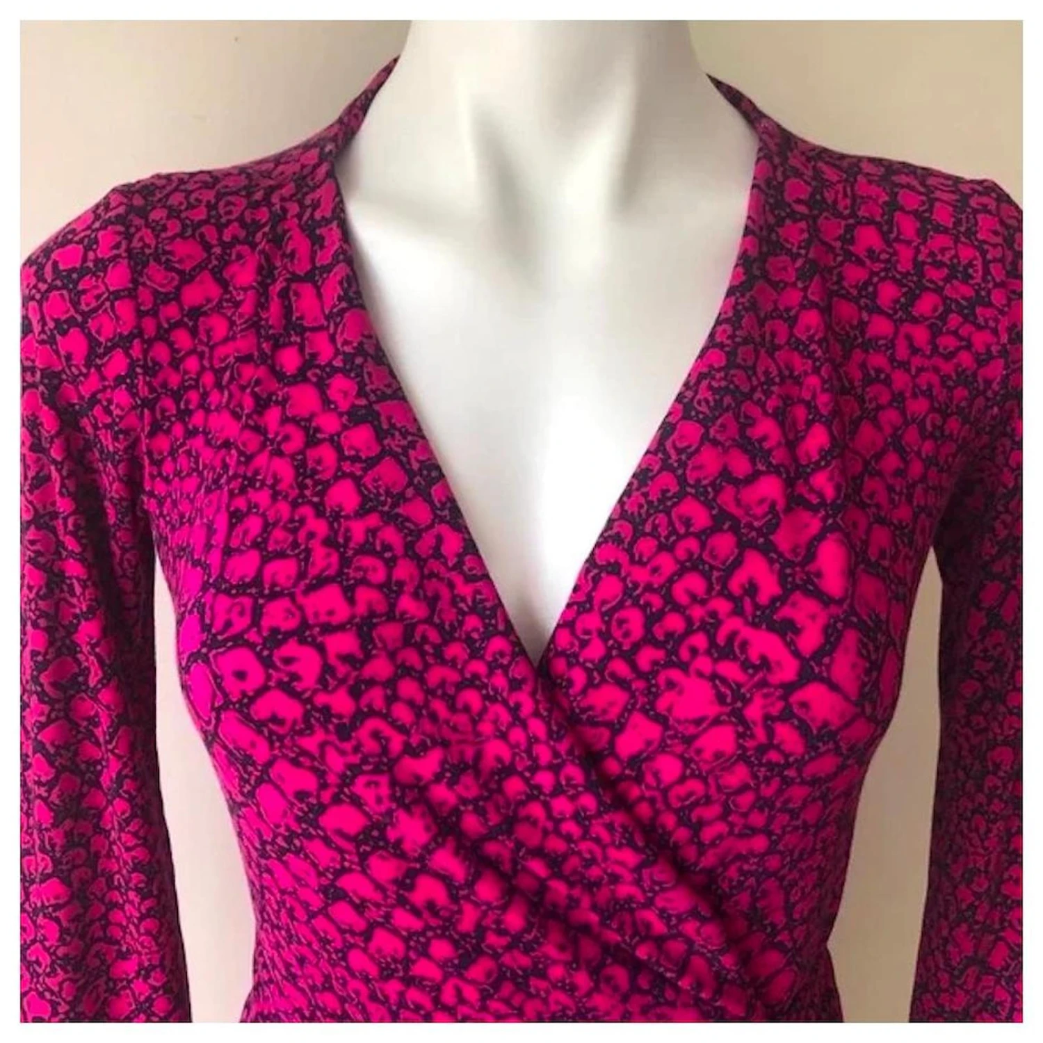 Diane Von Furstenberg DVF Julian Robe Portefeuille Mi-longue à Deux Motifs Noir Rose Fuschia 4 Diane Von Furstenberg DVF Julian Robe Portefeuille Mi-longue à Deux Motifs Noir Rose Fuschia – Image 4