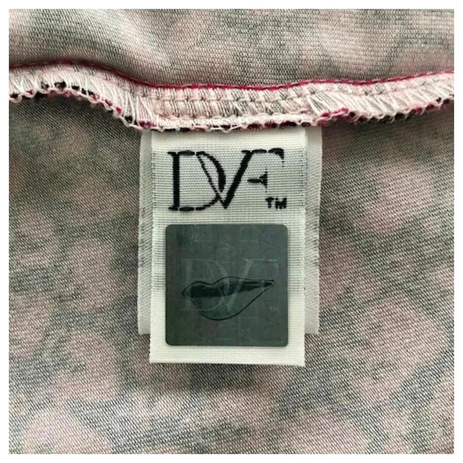 Diane Von Furstenberg DVF Julian Robe Portefeuille Mi-longue à Deux Motifs Noir Rose Fuschia 7 Diane Von Furstenberg DVF Julian Robe Portefeuille Mi-longue à Deux Motifs Noir Rose Fuschia – Image 7