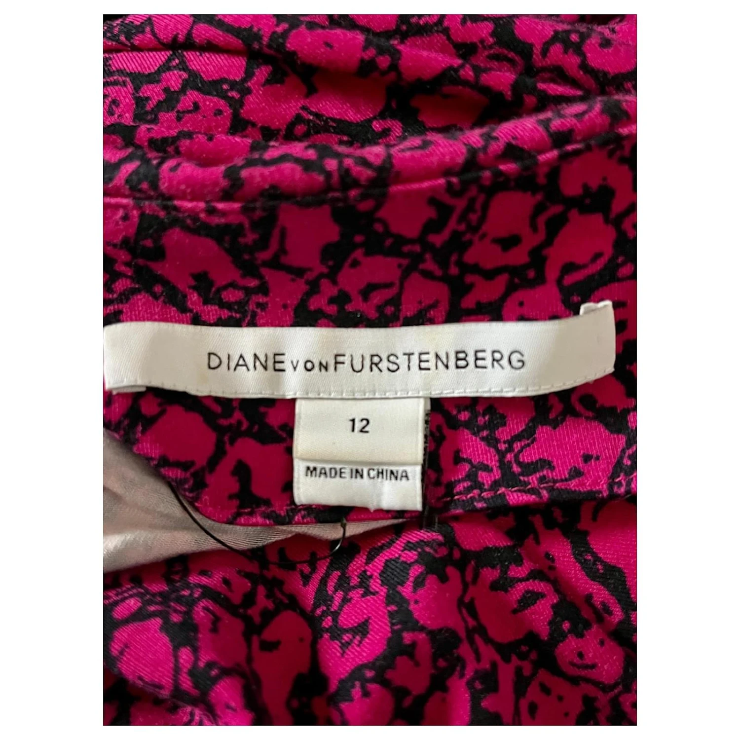 Diane Von Furstenberg DVF Julian Robe Portefeuille Mi-longue à Deux Motifs Noir Rose Fuschia 8 Diane Von Furstenberg DVF Julian Robe Portefeuille Mi-longue à Deux Motifs Noir Rose Fuschia – Image 8