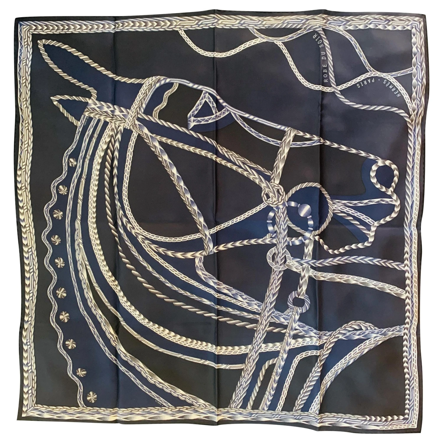 Devant -ModeChic Magasin carres robe du soir hermes bleu