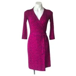 Diane Von Furstenberg DVF Julian Robe Portefeuille Mi-longue à Deux Motifs Noir Rose Fuschia